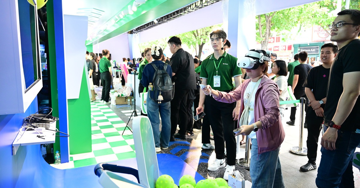 Bạn trẻ hào hứng trải nghiệm thành phố số tại Lễ hội không tiền mặt 2025
