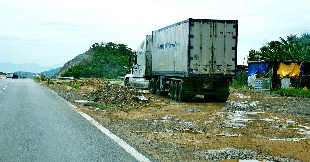 Nhức nhối xe ra vào trạm dừng nghỉ ‘hết hạn’ ở cao tốc Vĩnh Hảo - Phan Thiết