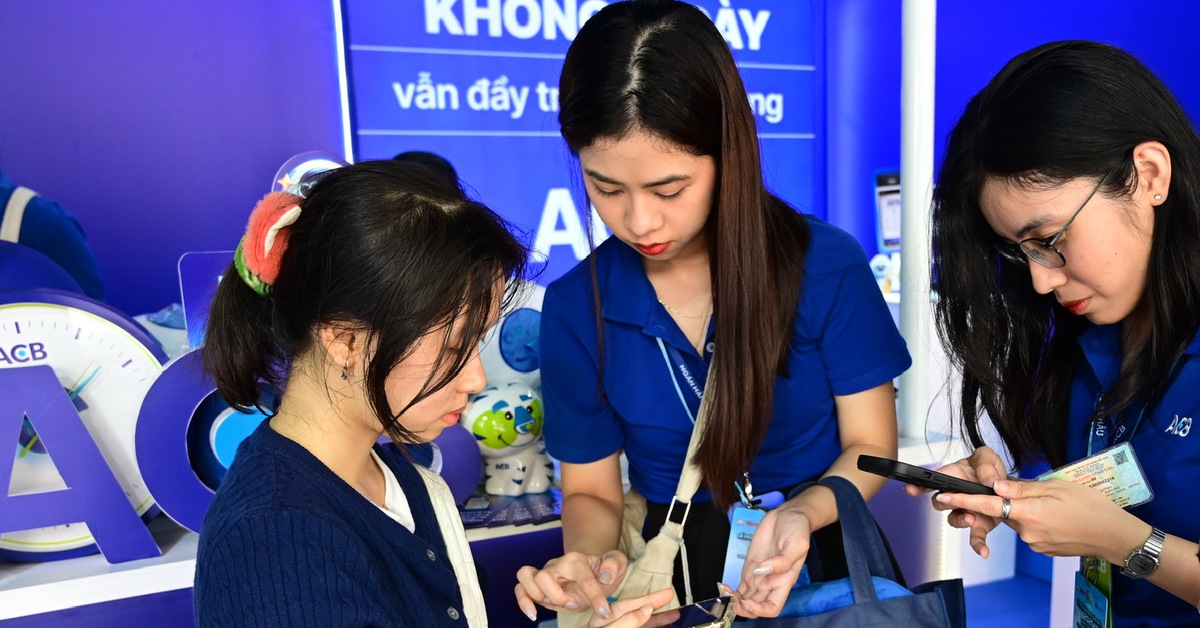 'Người nhà khen quá, mình chốt mở thẻ ACB để tiện mua sắm, kinh doanh'