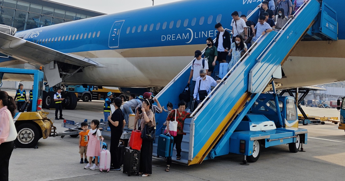 Vietnam Airlines từ Đà Nẵng đi Hà Nội chuyển hướng hạ cánh khẩn ở Phú Bài cấp cứu khách nữ