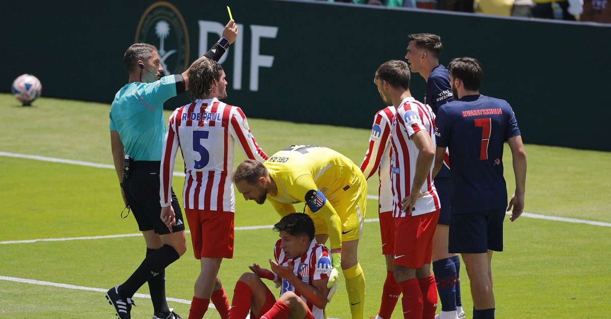 Atletico Madrid chỉ trích trọng tài sau thảm bại trước PSG