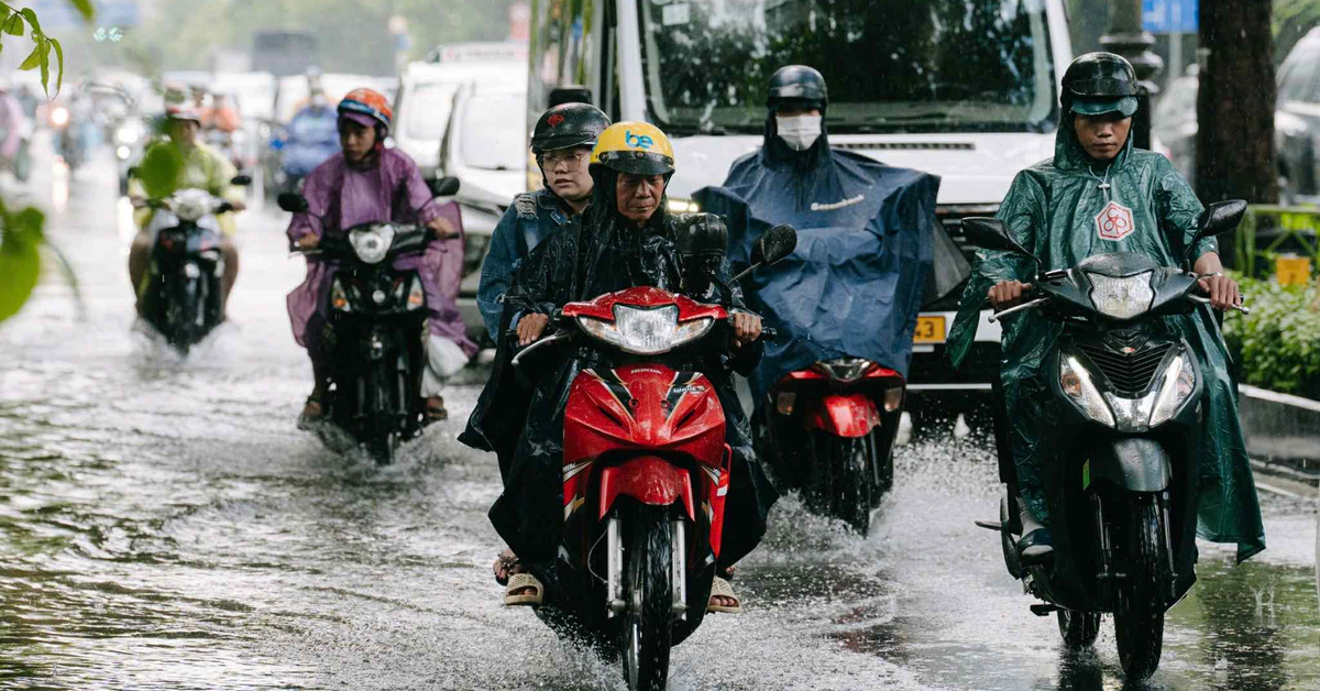 Mây dông từ Campuchia tràn về đậm đen, Nam Bộ và TP.HCM mưa đêm diện rộng