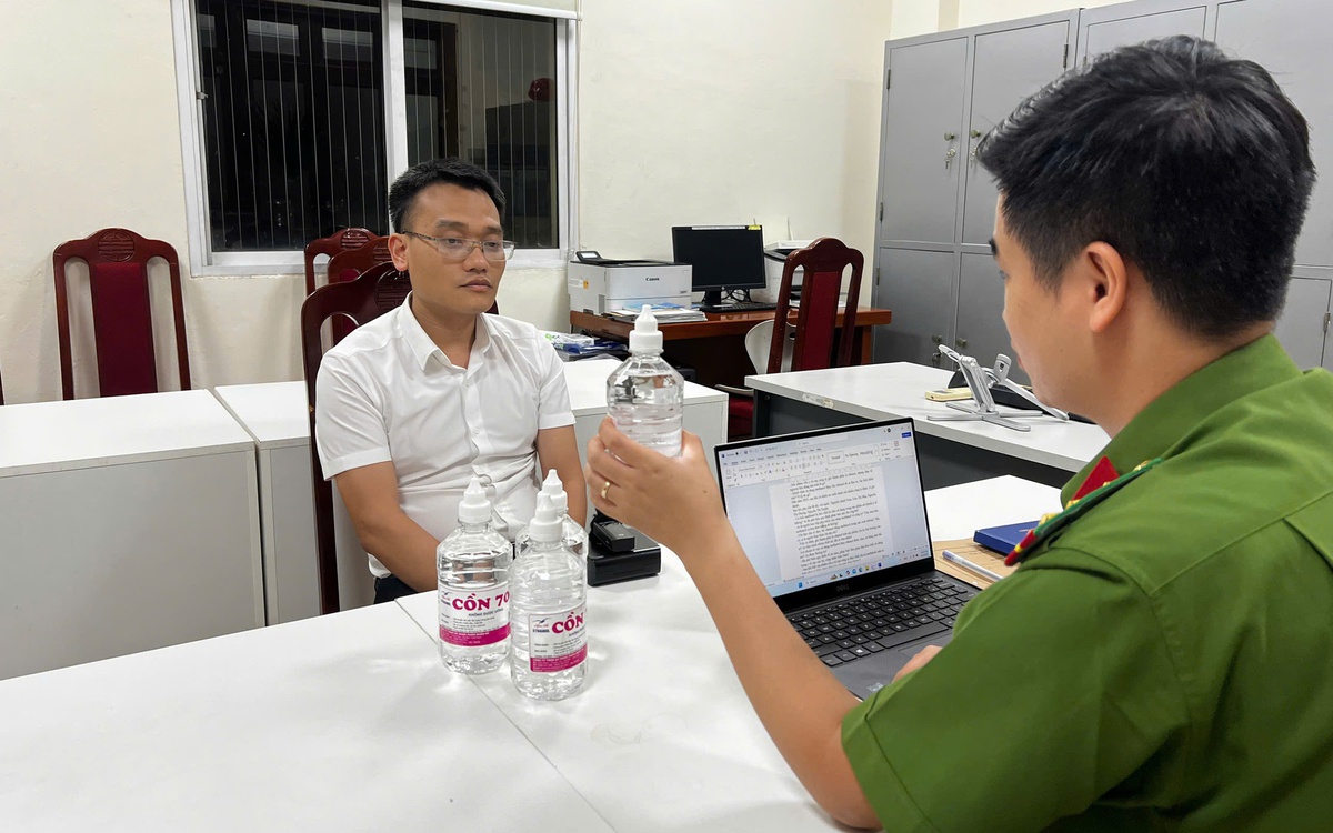Một phó chủ tịch thị trấn ở Hà Nội bị bắt vì sản xuất cồn y tế giả
