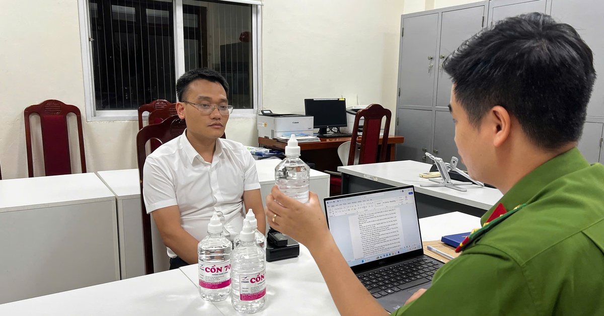 Một phó chủ tịch thị trấn ở Hà Nội bị bắt vì sản xuất cồn y tế giả