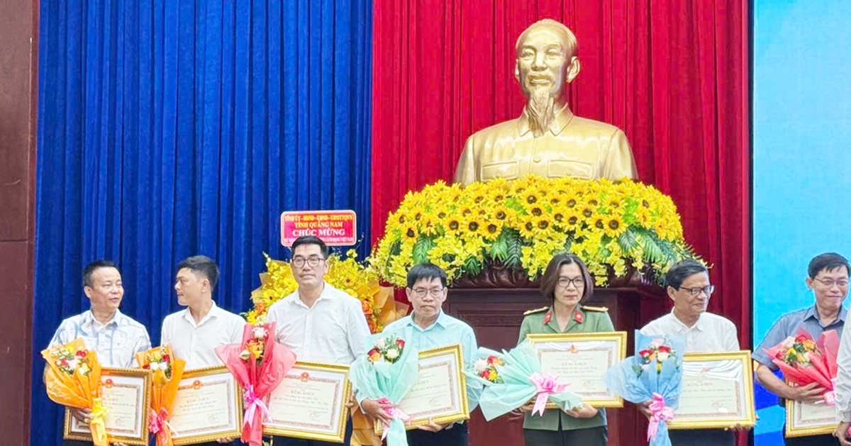 Văn phòng đại diện vùng Trung Trung Bộ báo Tuổi Trẻ nhận bằng khen tỉnh Quảng Nam
