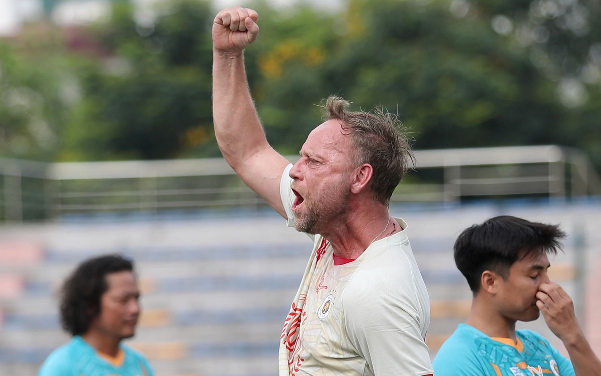 HLV Polking và Văn Quyết đấu với Hoàng Đức