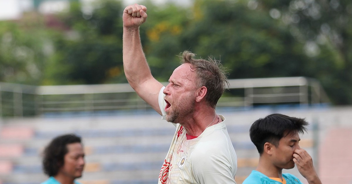 HLV Polking và Văn Quyết đấu với Hoàng Đức