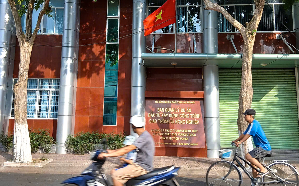 Xét xử cựu giám đốc và nhiều công ty làm bờ kè sai phạm hơn 12,6 tỉ đồng