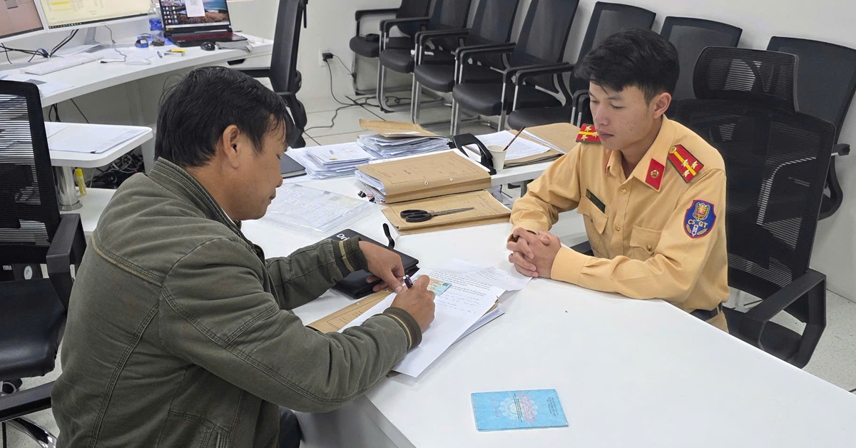 Tài xế 2 lần vượt đèn đỏ để cứu người, được công an biểu dương