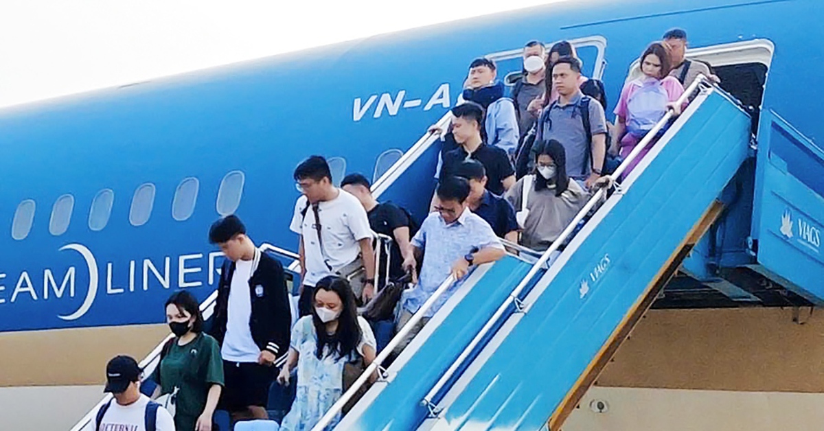 Vietnam Airlines từ Đà Nẵng đi Hà Nội chuyển hướng hạ cánh khẩn ở Phú Bài cấp cứu khách nữ