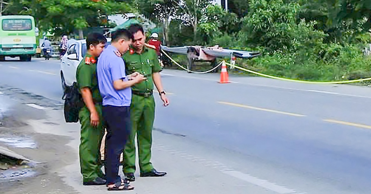 Va chạm với xe chở cuộn tôn dài, nam thanh niên bị tôn cứa cổ tử vong