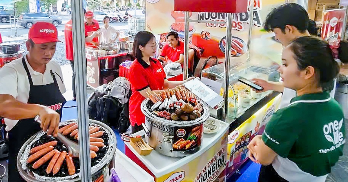 Khách hào hứng chờ ăn lạp xưởng, mì ly, gian hàng thực phẩm đón lượng lớn khách ở lễ hội