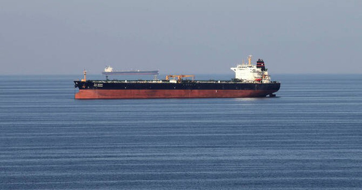 Giá dầu tăng sau sự cố cháy 3 tàu gần eo biển Hormuz