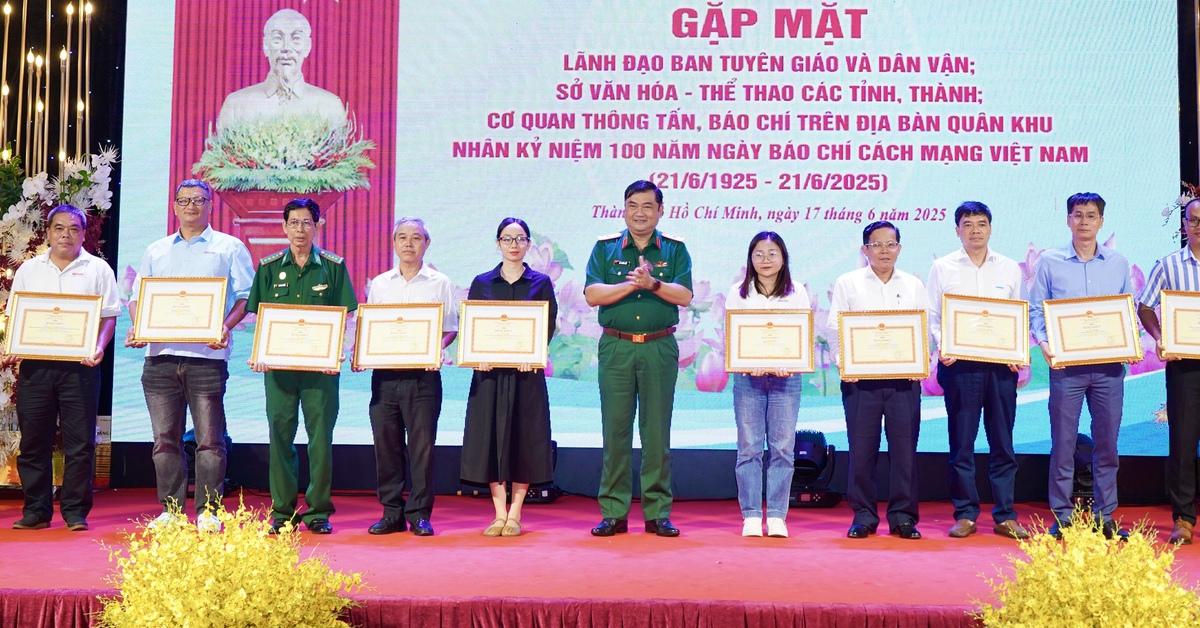 Quân khu 7 trao bằng khen cho các tập thể, cá nhân xuất sắc trong phối hợp tuyên truyền