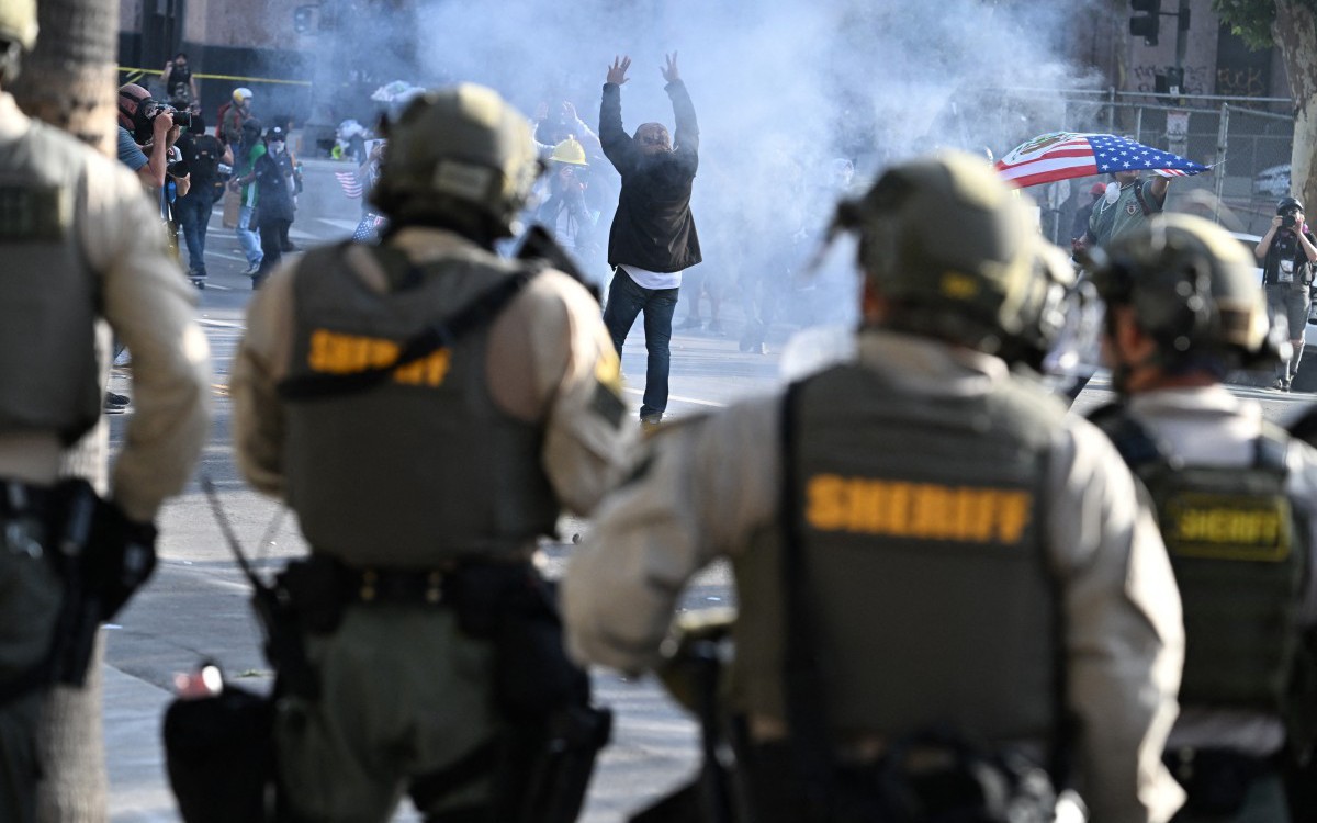 California đề xuất dự luật cấm lực lượng thực thi pháp luật đeo khẩu trang