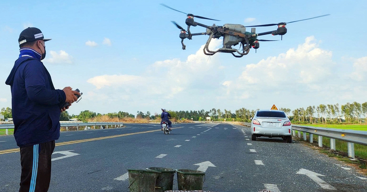 Dùng drone bón phân, phun thuốc phải được cấp phép