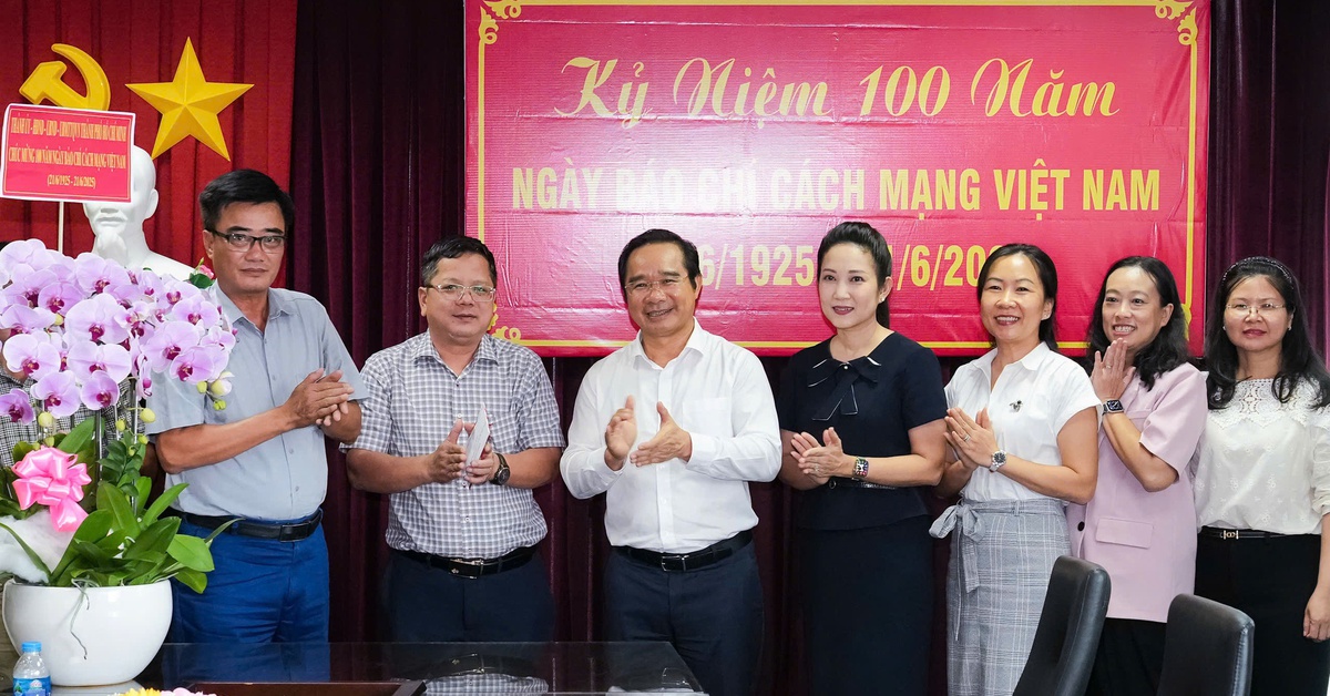 Chủ tịch TP.HCM Nguyễn Văn Được thăm, chúc mừng cơ quan báo chí