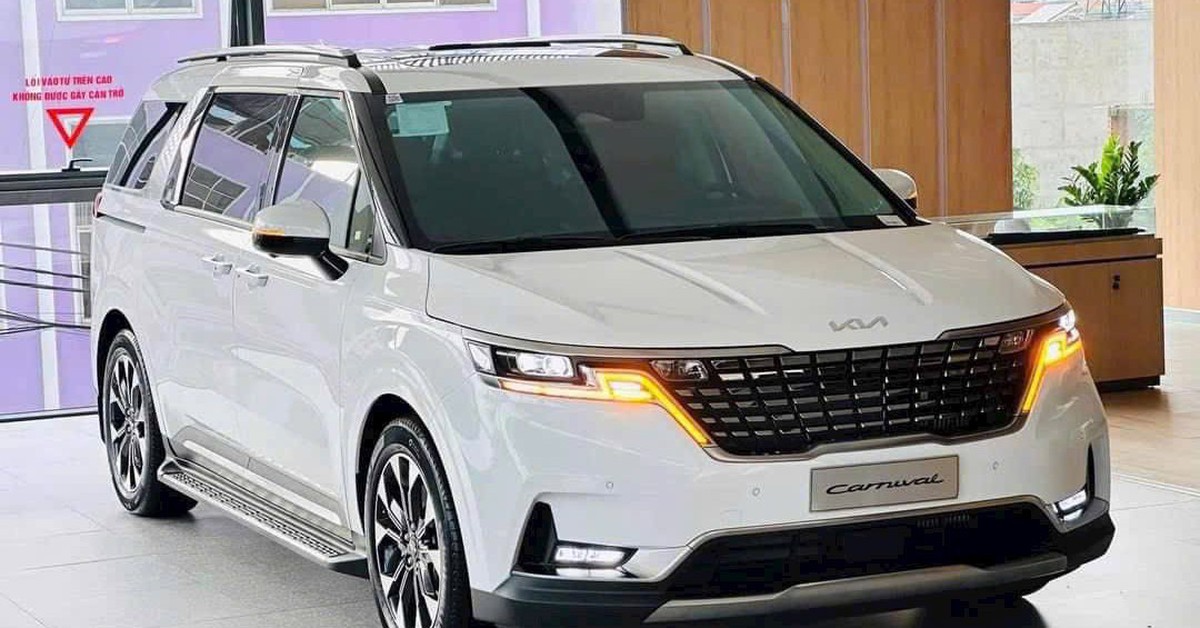 Tin tức giá xe: Kia Carnival giảm giá tới 210 triệu đồng, xe bán tốt vẫn có bản khó tiêu thụ