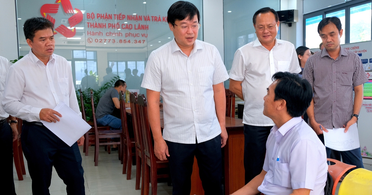 Vận hành cấp xã mới: phát giấy chỉ dẫn điểm làm thủ tục đến các hộ gia đình