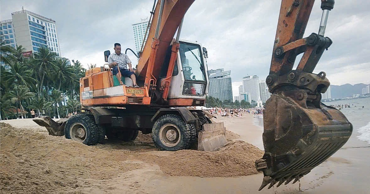 Trục vớt sà lan bị vùi lấp dưới biển Nha Trang