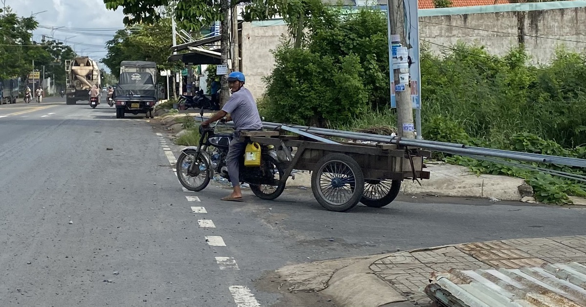 Xe tự chế chở nhôm, sắt, tôn ung dung trên đường phố