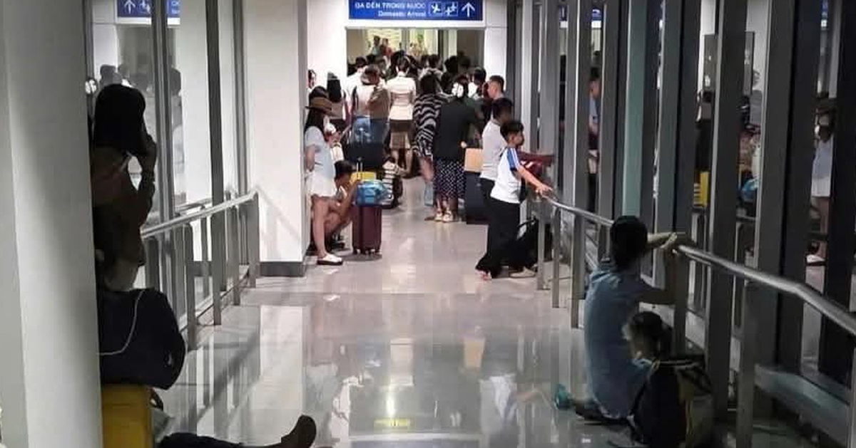 Sân bay Tân Sơn Nhất báo cáo vụ đoàn khách bị 'mắc kẹt' lúc rạng sáng: Do phối hợp chưa chặt chẽ