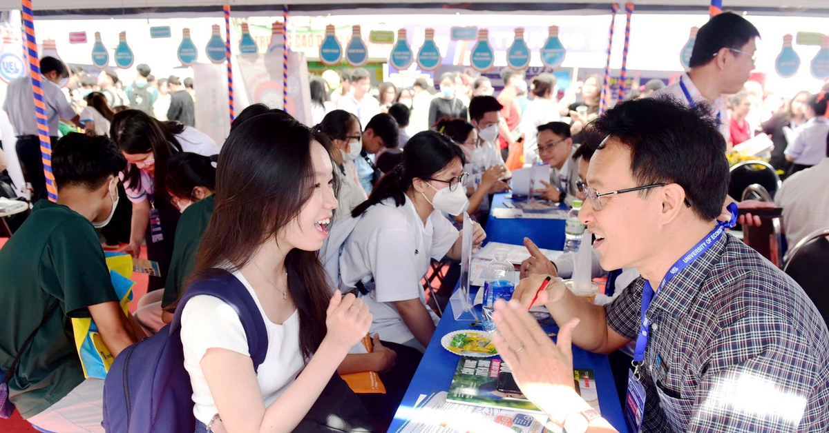 Ngày hội giải đáp thắc mắc nguyện vọng xét tuyển đại học 2025 tại Hà Nội, TP.HCM