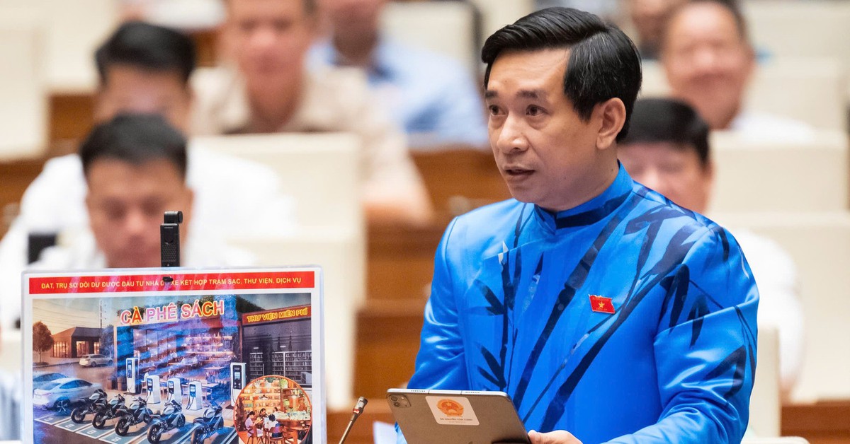 Mặc áo dài cách tân, đại biểu Nguyễn Văn Cảnh 'hiến kế' dùng trụ sở dôi dư làm nơi đỗ xe công cộng