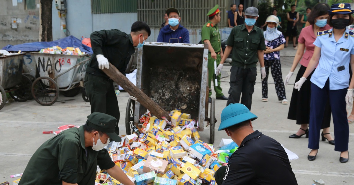 Phát hiện hàng nghìn hộp siro, yến sào, đông trùng hạ thảo... vứt ngoài bãi rác