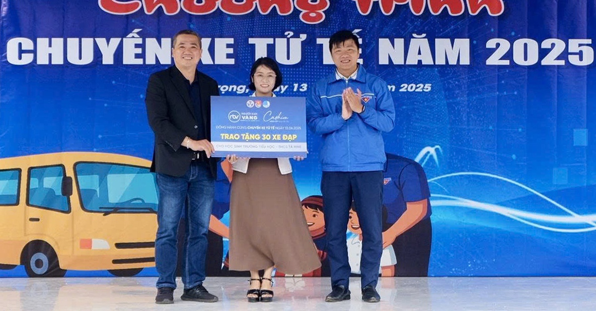 Người Bạn Vàng và Cashion tặng xe đạp cho học sinh dân tộc thiểu số