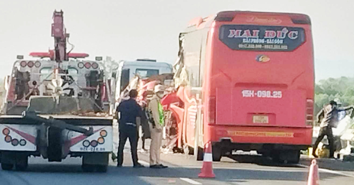 Xe khách va chạm xe đầu kéo trên cao tốc, 2 người chết