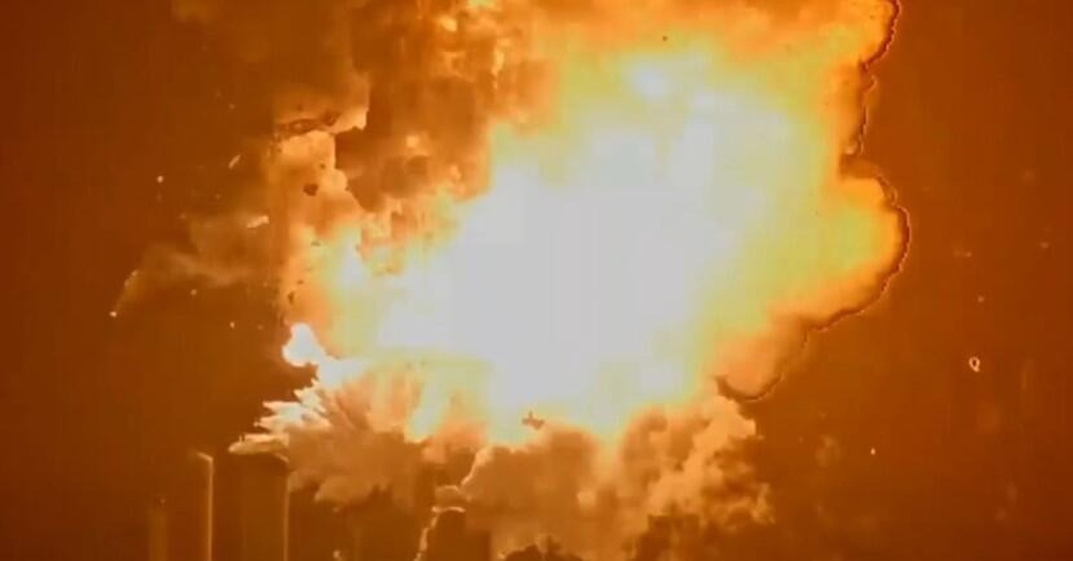 Tàu vũ trụ Starship của SpaceX phát nổ dữ dội ngay trên bệ phóng