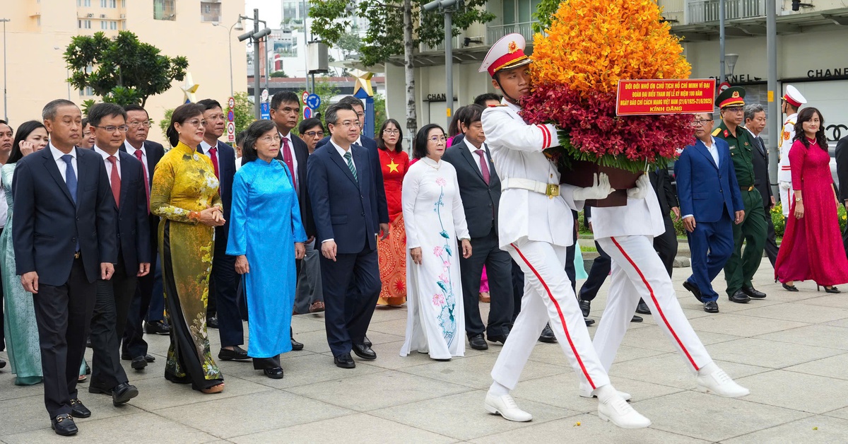 Lãnh đạo TP.HCM dâng hoa tưởng niệm Chủ tịch Hồ Chí Minh nhân kỷ niệm 100 năm Ngày Báo chí Việt Nam