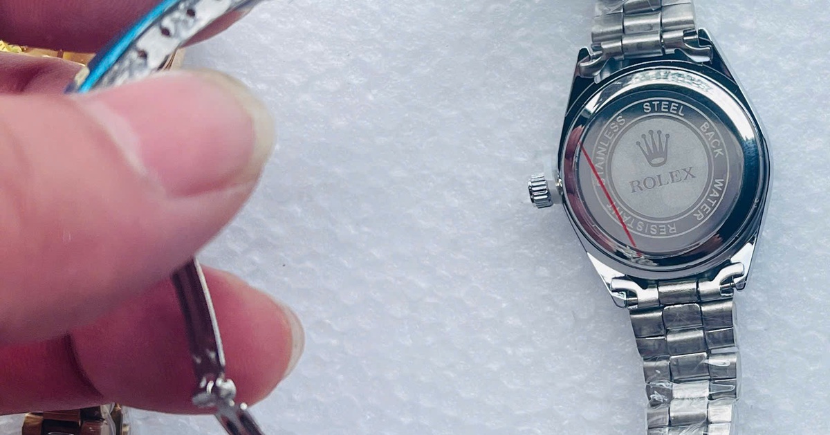 Bắt giữ 450 đồng hồ giả nhãn hiệu Rolex vận chuyển từ Trung Quốc