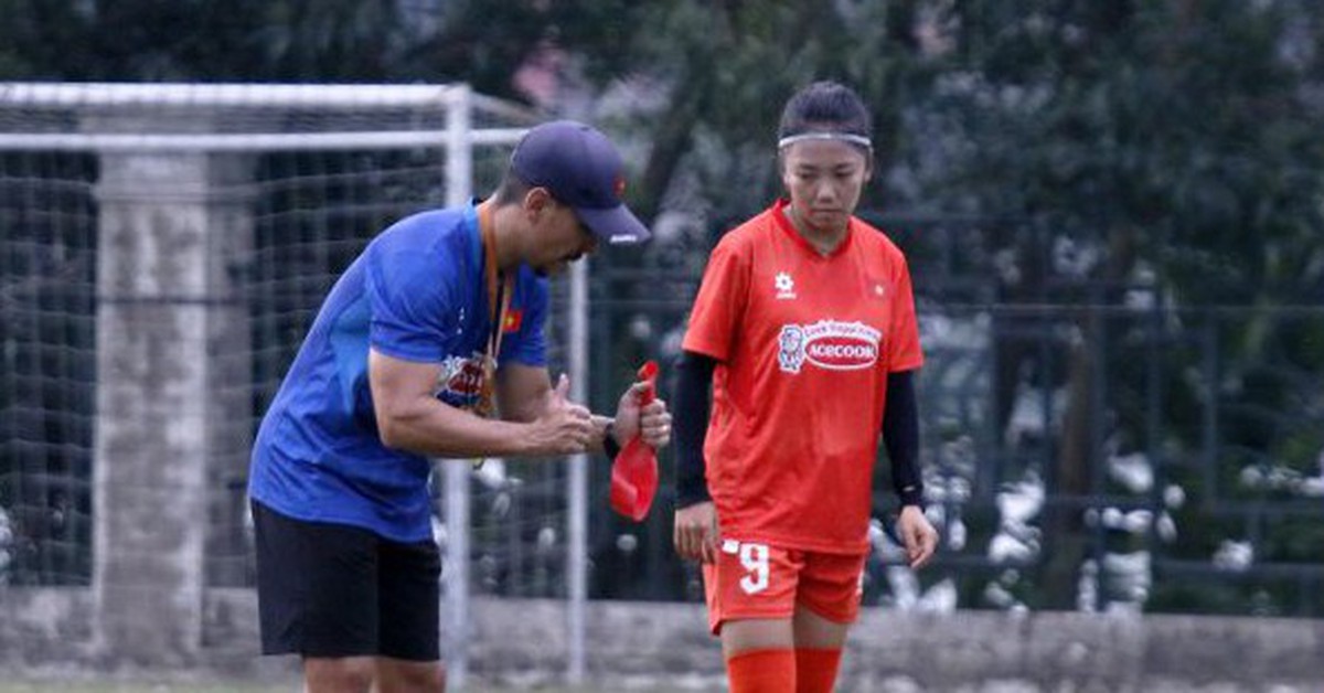 Huỳnh Như đỡ đau, cùng tuyển Việt Nam tập buổi đầu ở Phú Thọ