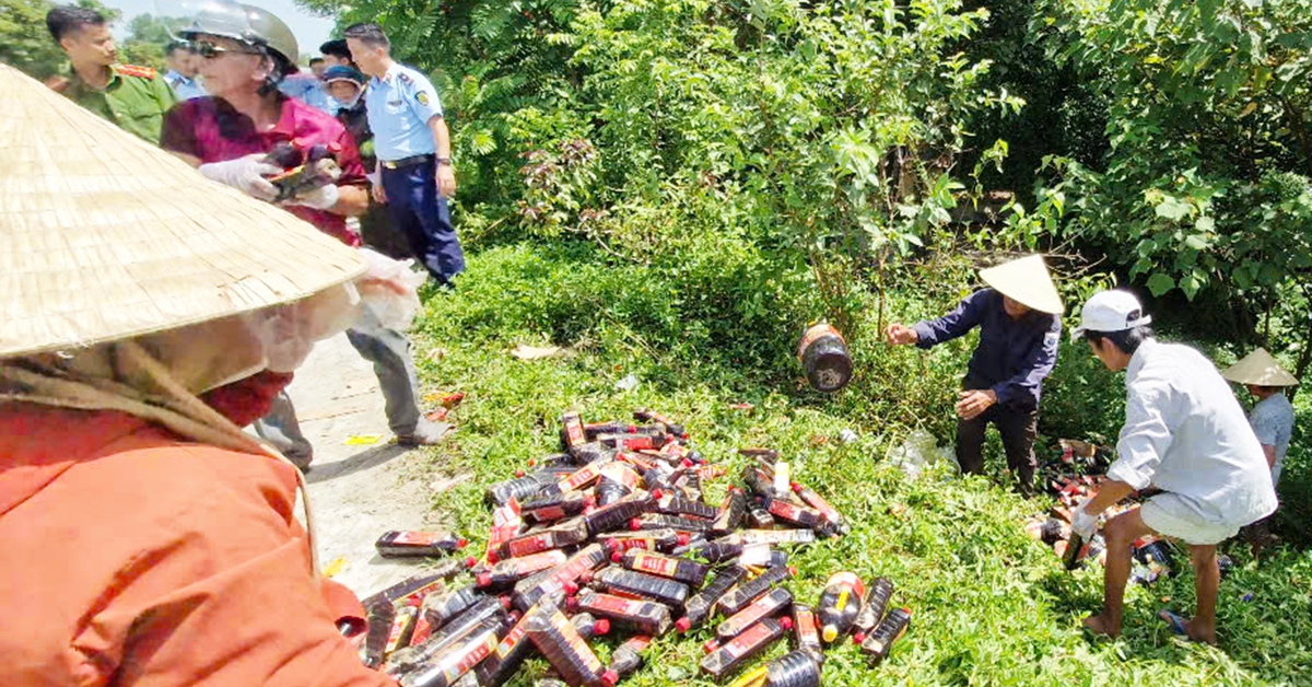 Đã thu gom hơn nghìn chai nước mắm bị vứt bỏ ở ven đường