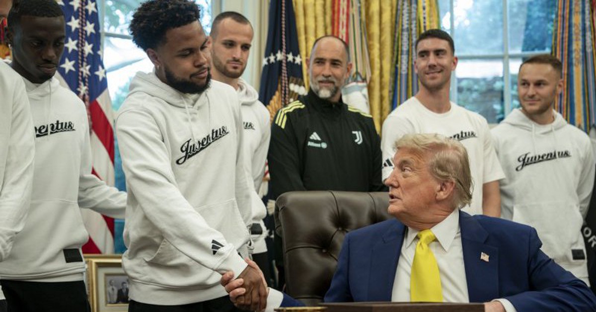Cầu thủ Juventus 'sượng trân' khi nghe Tổng thống Trump nói chuyện Iran và người chuyển giới