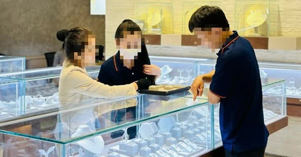 Cổ phiếu PNJ 'rơi' sâu sau kết luận thanh tra vàng của Ngân hàng Nhà nước