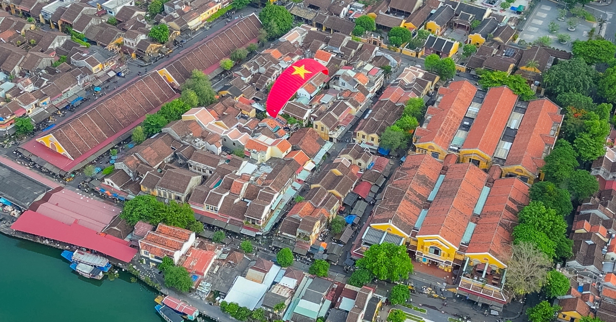 Tour du lịch mới ở Hội An: Ngắm phố cổ tuyệt đẹp từ dù lượn