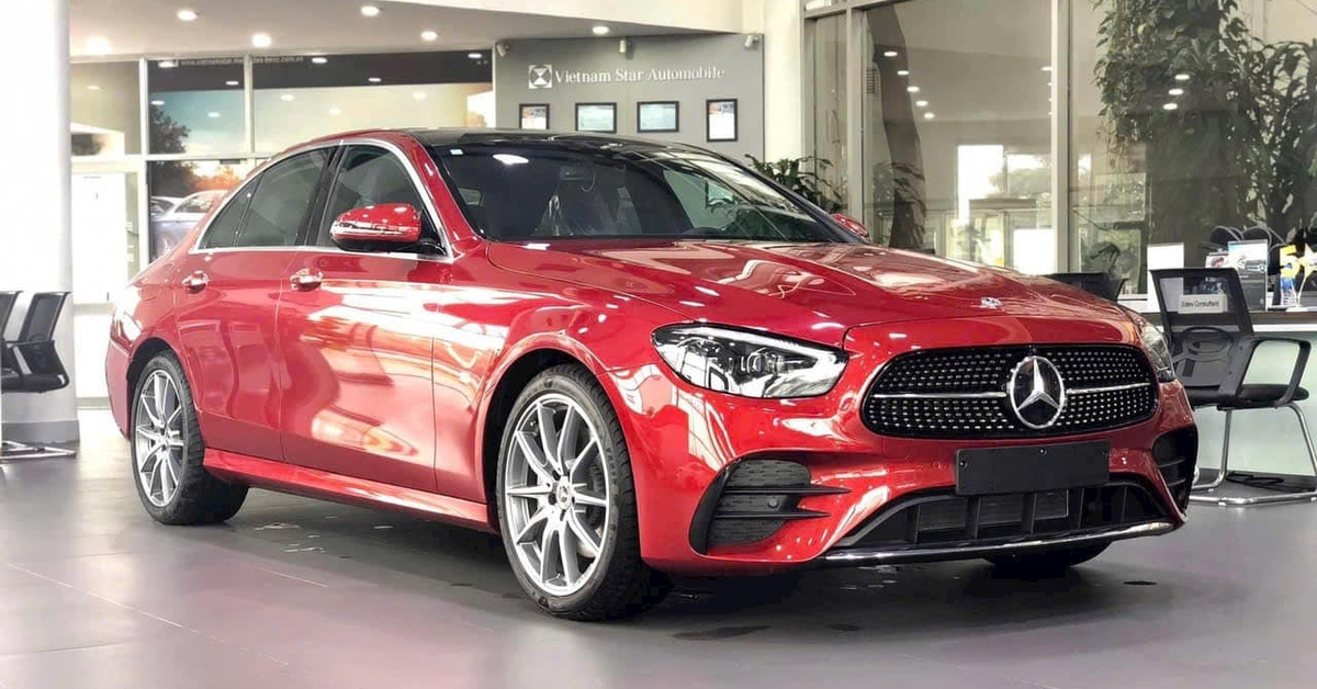Tin tức giá xe: Mercedes-Benz E-Class giảm tới gần 680 triệu, giá thực tế chỉ ngang Camry ra biển