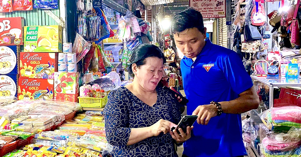 Thanh niên góp sức 'xây' tuyến đường, khu phố không tiền mặt