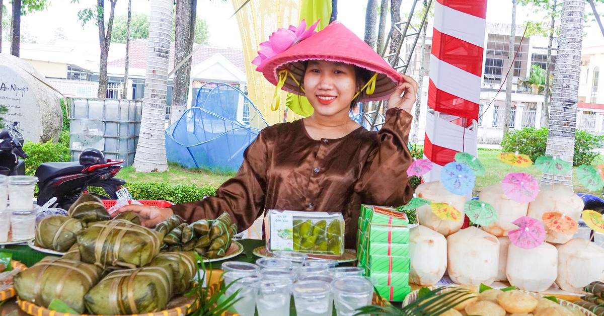 Khách đến Hà Tiên mê lắm bánh bò, bánh bao đùm, bún xiêm lo