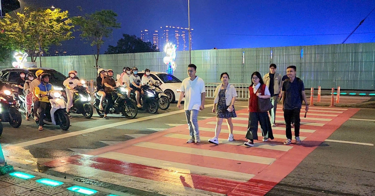 Đèn cảnh báo vạch đi bộ - bước đệm cho giao thông thông minh ở TP.HCM