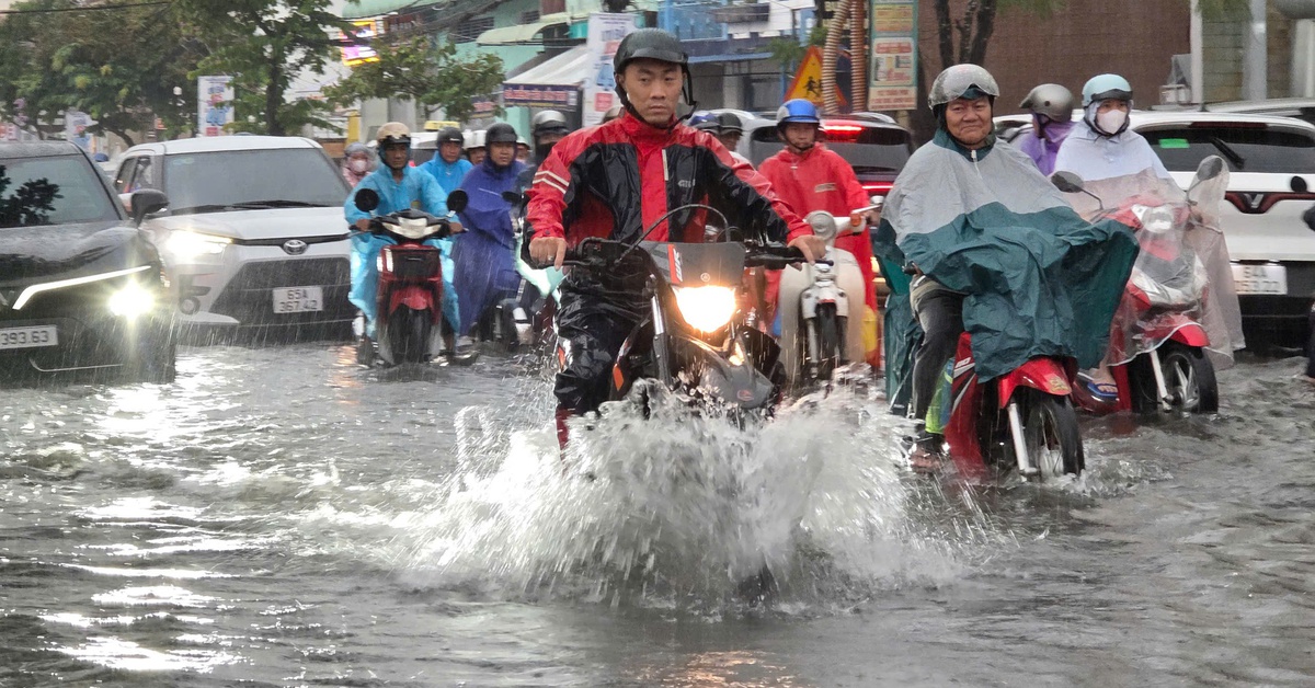 Cần Thơ mưa lớn nhất từ đầu mùa, các tuyến đường ngập như sông