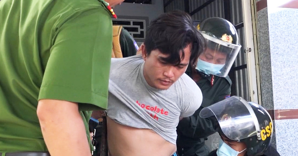 Đánh mẹ rồi đâm vào ngực khiến cán bộ an ninh nguy kịch, thanh niên cố thủ trong nhà