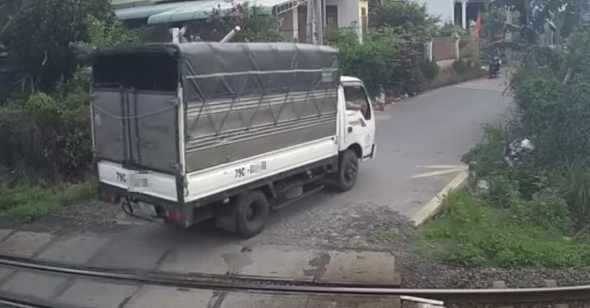 Phạt tài xế xe tải tông gãy gác chắn đường sắt