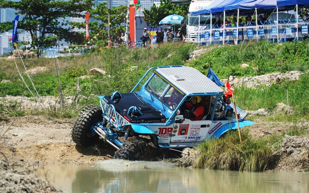 Xe địa hình vượt dốc, lội nước trên bãi biển Nha Trang