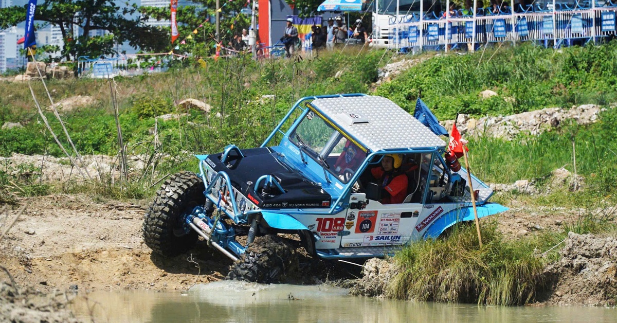 Xe địa hình vượt dốc, lội nước trên bãi biển Nha Trang