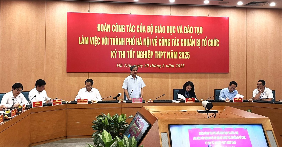 Bộ trưởng Nguyễn Kim Sơn kiểm tra chuẩn bị thi tốt nghiệp THPT tại Hà Nội