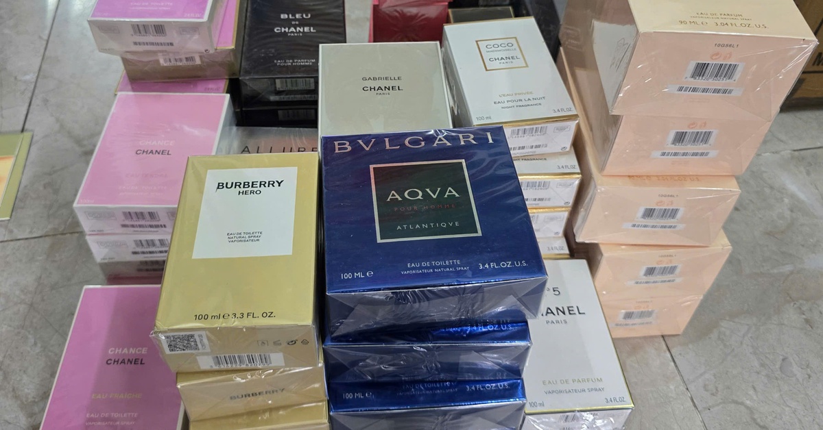 Công an TP.HCM triệt phá băng nhóm mua bán hơn 10.000 chai nước hoa Chanel, Bvlgari, Dior... giả